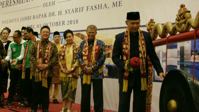 Pemukulan gong peresmian BW Luxury Jambi oleh Walikota.