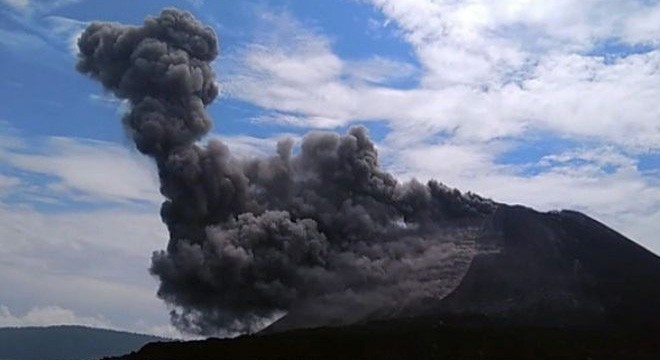 ANAK GUNUNG KRAKATAU. BNPB MEMASTIKAN JIKA LETUSAN ANAK GUNUNG KRAKATAU TAK BERBAHAYA. (DOK.JAWAPOS)