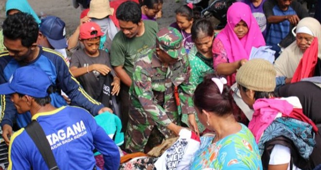 Pakaian layak pakai yang dibagikan oleh Kemensos dan Divisi 2 Kostrad. (Pendivisi 2 Kostrad for JawaPos.com)