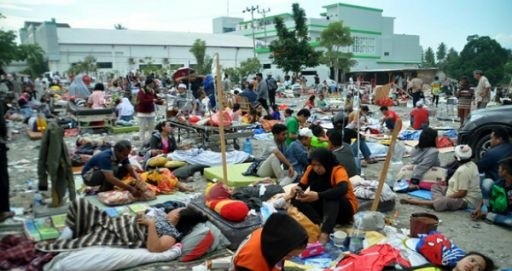 Korban gempa saat mendapar perawatan medis.