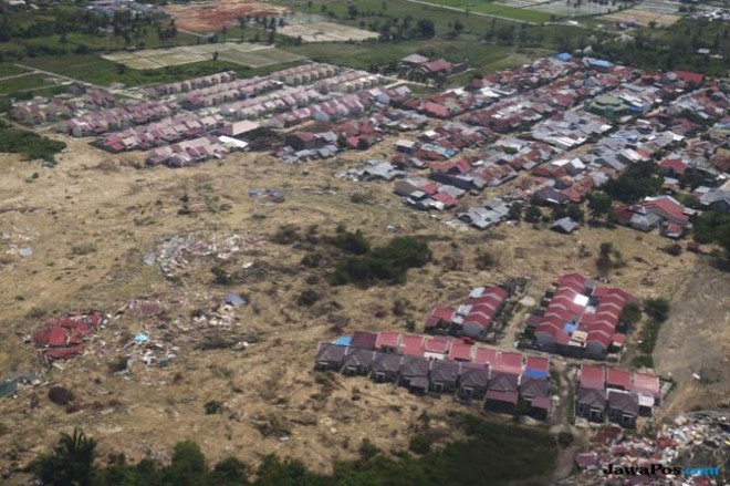 Kondisi kecamatan petobo di kota palu, Sulawesi Tengah, yang rusak akibat gempa, Sabtu (6/10). Gempa yang memicu likuefaksi yang membuat perumahan warga bergeser (Haritsah Mudatsir/JawaPos)