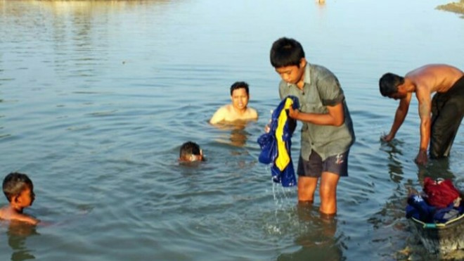 GUNAKAN AIR WADUK: Sejumlah warga Miri Sragen menggunakan air waduk untuk kebutuhan sehari-hari. (Ari Purnomo/JawaPos.com)