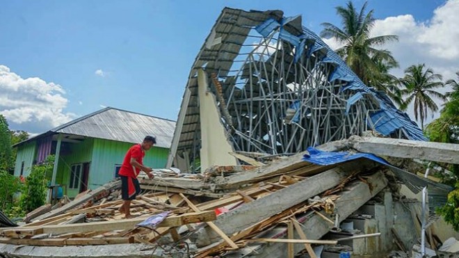 Warga di Desa Saluwa, Kabupaten Sigi, Sulteng mengumpulkan puing-puing bangunan yang dapat diselamatkan. Daerah ini baru dua hari lalu dapat ditembus relawan untuk diberikan bantuan. Sebelumnya masih terisolasi. (Issak Ramdhani/JawaPos.com)