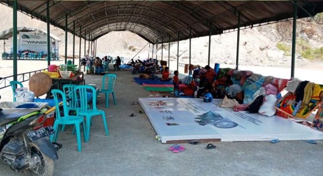 Kamp pengungsian di Lapangan Benteng, Kelurahan Buluri Kecamatan Ulujadi Kota Palu terlihat lengang di siang hari karena mereka mulai membersihkan rumah, Kamis (11/10/2018). Foto: Medil/PojokSatu