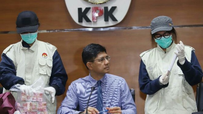 Wakil Ketua KPK Laode M Syarif (tengah) bersama dua penyidik menunjukkan barang bukti hasil operasi tangkap tangan (OTT) KPK di kantor KPK, Jakarta, Senin (15/10). (Dery Ridwansyah/JawaPos.com)