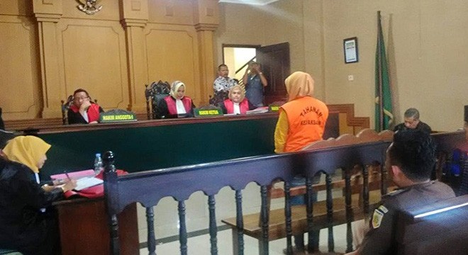 RAMAI: DEWI AGUSTINA MENDENGARKAN PUTUSAN YANG DIBACAKAN MAJELIS HAKIM DI PN BANGKALAN, KAMIS (18/10). (YULIAN ISNA SRI ASTUTI/RADARMADURA.ID