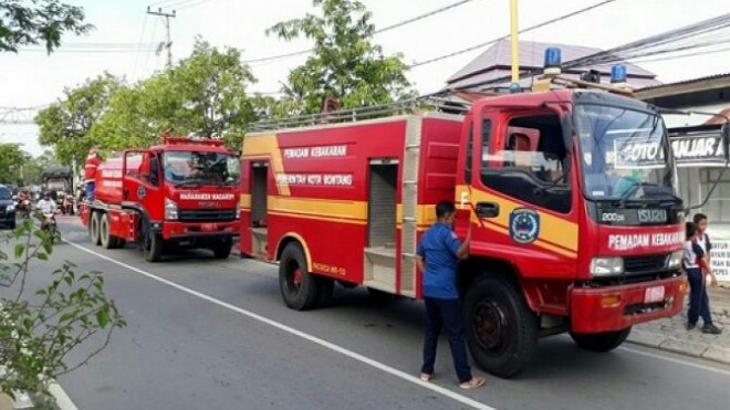 Para petugas rescue beserta dua unit armada Damkar setelah tiba di TKP usai menerima informasi kebakaran di daerah Gunung Sahari Jalan Achmad Yani, Sabtu (20/10). Ternyata kabar tersebut hoax. (Disdamkartan for Bontang Post/Jawa Pos Group)
