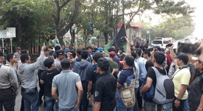 HIMPUNAN MAHASISWA ISLAM (HMI) CABANG GOWA RAYA MENGGELAR AKSI DEMONSTRASI DI JALAN SULTAN ALAUDDIN MAKASSAR, SABTU (20/10). (RAKSUL/FAJAR.CO.ID