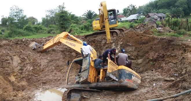 Excavator yang terbenam di Dusun Embacang Gedang, milik Dinas Tanaman Pangan Hultikultural dan Perkebunan (TPHP) Bungo.