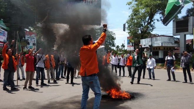 Puluhan masaa dari Aliansi Mahasiswa Se-jambi Peduli Negeri menggelar aksi unjuk rasa di Simpang BI, Telanaipura Kota Jambi, Kamis (25/10).