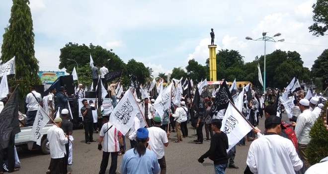 Aksi Damai Bela Kalimat Tauhid yang bertempat di bundaran Tugu Juang, Kota Jambi.