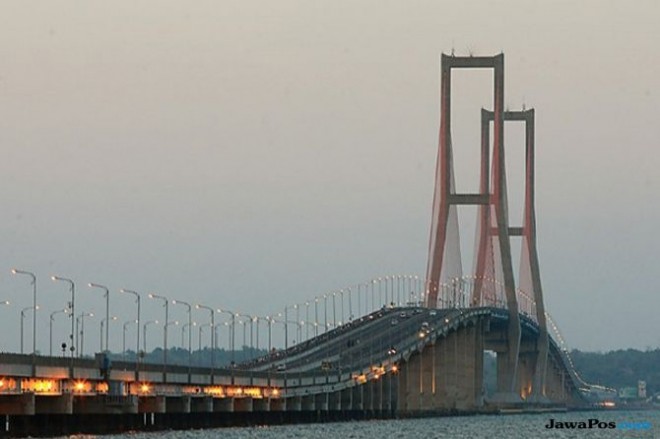 Jembatan Suramadu yang menjadi penghubung Surabaya dan Madura kini tak lagi masuk kategori jalan tol. (Galih Cokro/Jawa Pos)