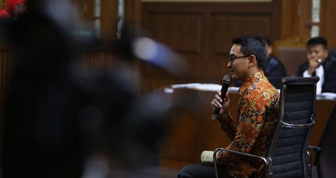 Gubernur nonaktif Jambi, Zumi Zola memberikan keterangan pada sidang lanjutan di Pengadilan Tipikor, Jakarta, Senin (29/10). Sidang beragendakan pemeriksaan terdakwa Zumi Zola dalam kasus dugaan suap dan gratifikasi sejumlah proyek di Provinsi Jambi. Foto :Ismail Pohan /INDOPOS