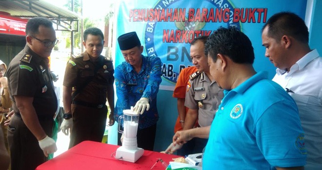 Badan Narkotika Nasional Kabupaten (BNNK) Batanghari, Senin (29/10) siang memusnahkan barang bukti Narkoba jenis Sabu.