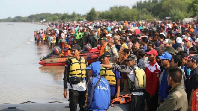Warga ikut menyaksikan proses pencarian korban dan puing-puing pesawat Lion Air JT 610 yang jatuh di perairan Karawang, Jabar, Senin (29/10). (Dery Ridwansah/JawaPos.com)