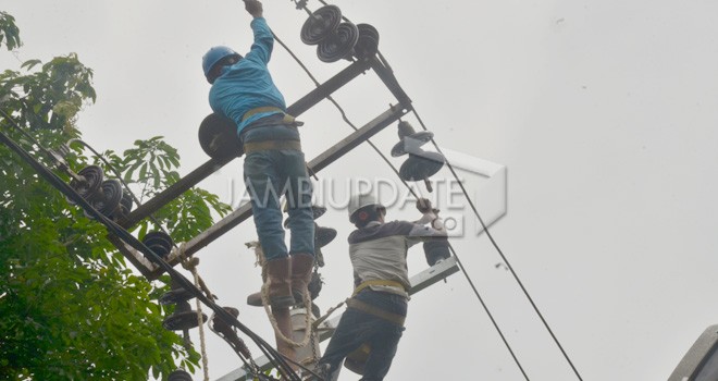 Petugas PLN area Jambi tengah melakukan perbaikan jaringan. Foto diambil beberapa waktu lalu.   