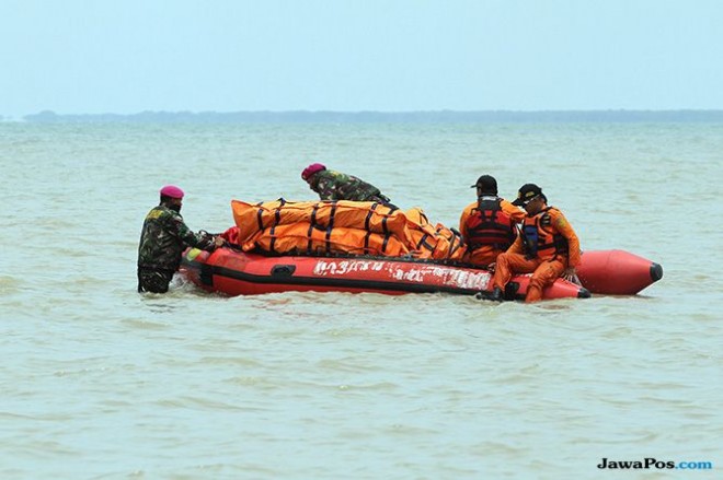 Jenazah korban Lion Air JT 610 diangkut tim SAR dengan boat di perairan Karawang. (Dery Ridwansah/JawaPos.com)