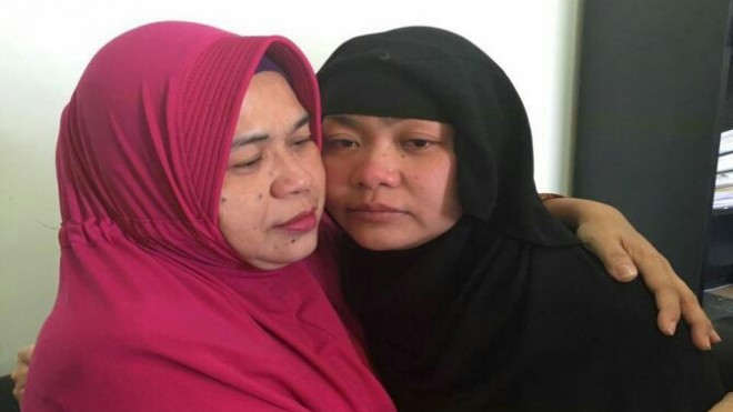 Kementerian Luar Negeri RI menyatakan, Tuti Tursilawati telah dieksekusi mati. Tuti (kanan) dipeluk ibunya semasa hidup pada April 2018. (dok. Kemenlu RI)