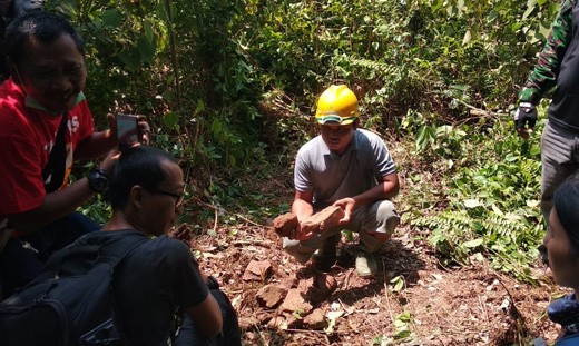 Penemuan reruntuhan batu mirip teksture batu candi di Desa Teluk Ketapang, Kecamatan Pemayung, Kabupaten Batanghari