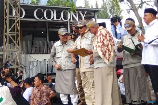 Prabowo saat menghadiri acara deklarasi relawan Komando Ulama Pemenangan Prabowo-Sandi (Koppasandi) di Kuningan, Jakarta, Minggu (4/11). Acara itu pun dihadiri oleh sejumlah ulama di seluruh Indonesia. (igman/JawaPos.com)