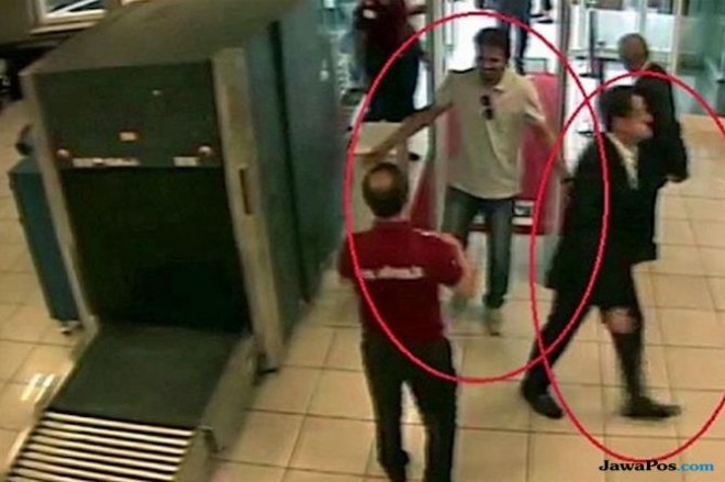 Rekaman CCTV yang menunjukan Mutreb saat memasuki bandara Istanbul, Turki. (Sabah via AP)