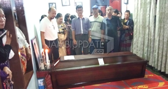 Jenazah Janry Penumpang Lion Air JT610 Asal Jambi Disambut Haru Pihak Keluarga.