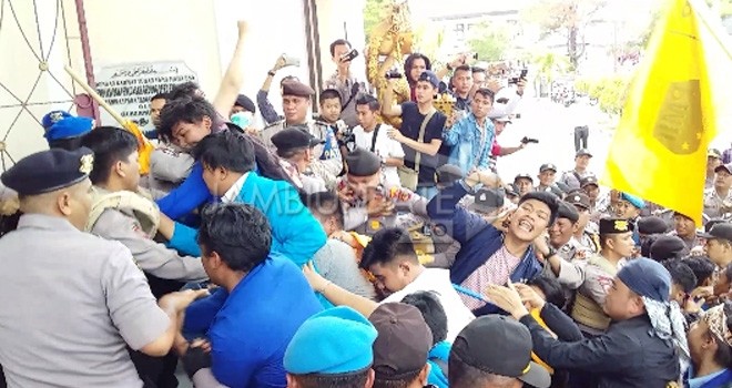 Aksi unjuk rasa Puluhan Mahasiswa Pergerakan Mahasiswa Islam Indonesia (PMII) Jambi di depan gedung DPRD, Senin (5/11). 