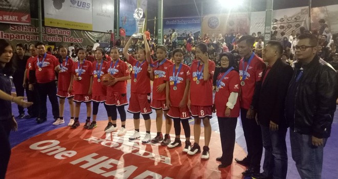 Keluarga besar SMKN 1 Kota Jambi foto bersama tim Basket Putri yang meraih juara.