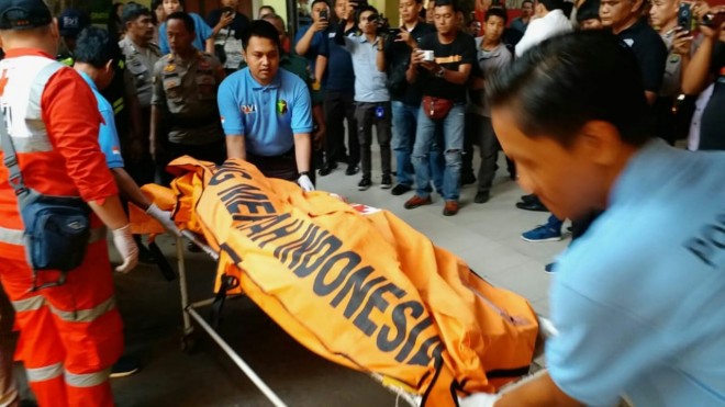 105 KANTONG JENAZAH: Evakuasi korban pesawat Lion Air PK-LQP JT-610. Sampai Minggu (4/11/), telah ada 105 kantong bagian tubuh penumpang yang telah diserahkan ke RS Polri.