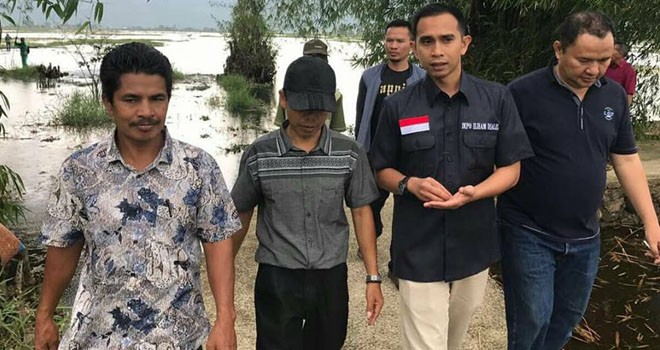 Staf khusus pimpinan DPR RI, Dipo Nurhadi Ilham didampingi sejumlah tokoh msayarakat mengunjungi wilayah bajir di Kota Sungai Penuh.