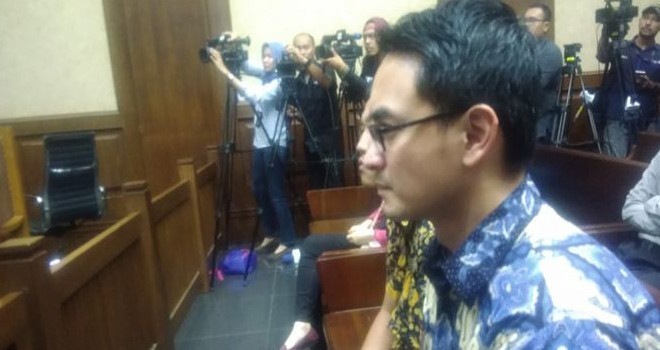 Zumi Zola saat akan t sidang tuntutan perkara yang melilitnya di PN Tipikor Jakarta, Kamis (8/11) (Ridwan/JawaPos.com)