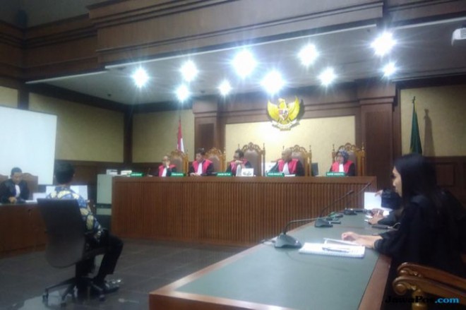 Zumi Zola saat menjalani sidang tuntutan perkara yang melilitnya di PN Tipikor Jakarta, Kamis (8/11) (Ridwan/JawaPos.com)