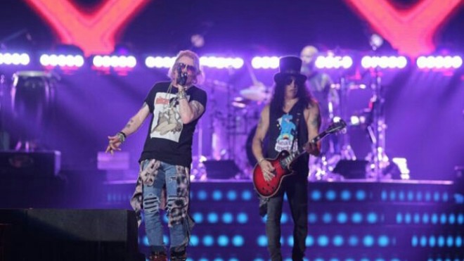 Axl dan Slash selalu tampak kompak di atas panggung. Total 25 lagu dibawakan Guns N Roses dalam penampilannya di SUGBK, Jakarta, Kamis (8/11) malam. (Imam Husein/Jawa Pos)