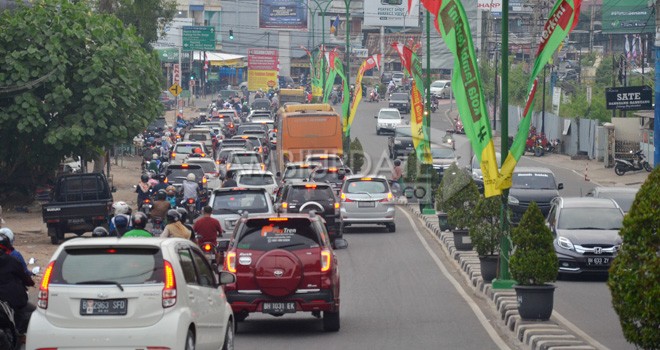 Kondisi ruang jalan di Simpang Mayang tampak langganan macet dan ini terjadi disaat jam-jam sibuk.