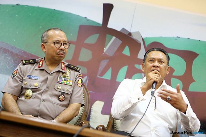 Kadiv Humas Polri Irjen Setyo Wasisto saat bersama Ketua DPR Bambang Soesatyo. (Hendra Eka/Jawa Pos)