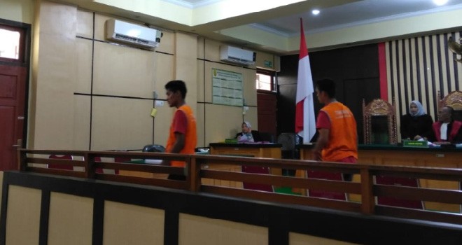 Dua sekawan Julius Leonardo Sihombing dan Rikardo Lumbantoruan, usai menjalani sidang tuntutan di Pengadilan Negeri Jambi, Selasa (13/11).