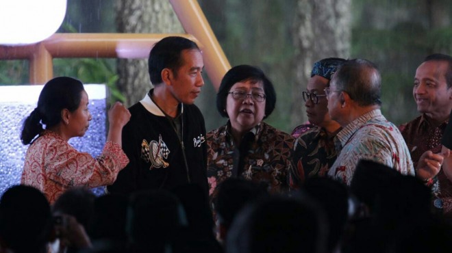 Presiden Jokowi bersama Menteri Lingkungan Hidup dan Kehutanan RI Siti Nurbaya dalam kegiatan Perhutanan Sosial   