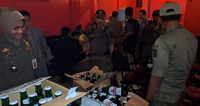 Tim terpadu Pemkot Jambi melakukan penyitaan ratusan botol miras di beberapa loasi (19/11).   