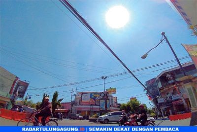 MENYENGAT: Suasana simpang empat TT saat matahari bersinar terik, (DHARAKA R. PERDANA/RATU)