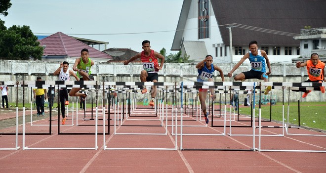 Atlet atletik saat melakoni lomba lari gawang di stadion tri lomba juang kemarin (21/11). Foto : M Ridwan / Jambi Ekspres