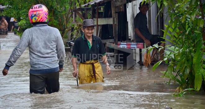 Sejumlah rumah di kawasan RT 08, Kelurahan Budiman, Jambi Timur menjadi langganan banjir ketika hujan. Banjir bisa selutut orang dewasa. Poto diambil beberapa waktu lalu.