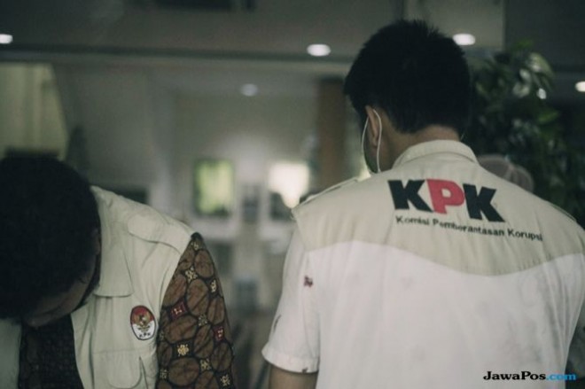 Penyidik KPK saat sedang melakukan penggeledahan di kantor firma hukum Fredrich Yunadi (Teguh/JawaPos.com)