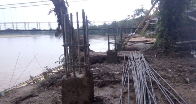 Kondisi pembangunan turap di desa Pulau Aro, Kecamatan Pelawan.