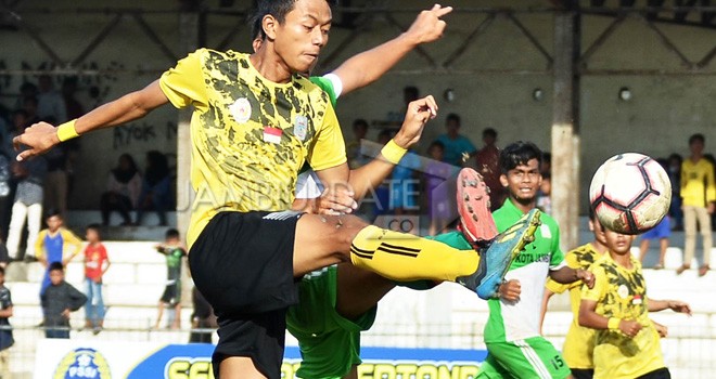 laga semifinal Kota Jambi vs Merangin di stadion Tri Lomba Juang KONI, Kamis (22/11).