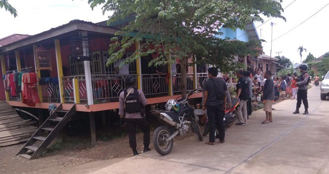 Terlihat pihak kepolisian saat melakukan pemeriksaan di salah satu rumah yang berada di Pulau Pandan, Kecamatan Danau Sipin, Kota Jambi, Kamis (22/11).