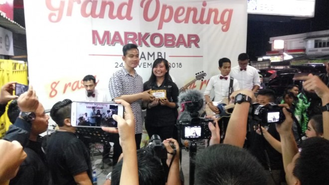 Gibran Rakabuming saat memberikan hadiah kepada salah satu pemenang lomba, Bertha Ayu Manurung.