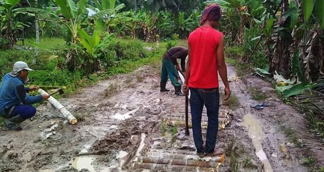 Warga Desa Teluk Sialang Tanjab Barat Gotong Royong Perbaiki Jalan.