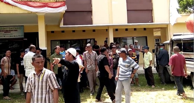 Puluhan warga dari 12 Desa di Kecamatan Mandiangin geruduk kantor Camat.