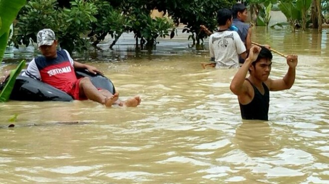 Ilustrasi: jalan rusak sepanjang 9 kilometer dan terendam banjir membuat warga harus jalan memutar untuk menuju ke RS. Jalan yang ditempuh mencapai 20 km. (dok. JawaPos.com)