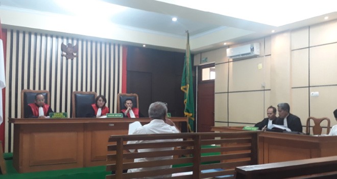 Koordinator Investigasi BPKP Provinsi Jambi, Imam saat memberikan keterangan dalam sidang terdakwa Hendri Sastra di Pengadilan Tipikor Jambi, Selasa (26/11).
